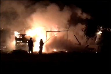 Ночью в Киеве на берегу озера Небреж сгорело кафе. Появилось видео