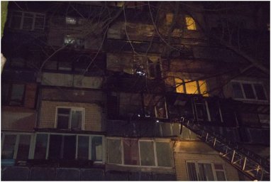 В Киеве ночью загорелся балкон в 9-этажном доме на улице Академика Курчатова