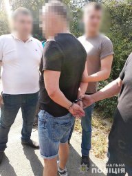 В Харькове мужчина напал на женщину и угнал ее авто. Появилось видео