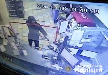 В Ужгороде подросток ограбил АЗС. Появилось видео