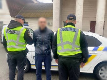 У Київській області чоловік пограбував перехожу