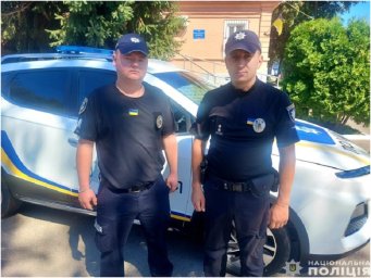 У Прилуках в центрі міста загорілося авто. Поліцейські допомогли загасили займання
