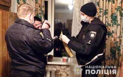 В Киеве мужчина ударил жену ножом. Появилось видео