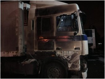 В Николаеве сгорела фура. В кабине обнаружено тело водителя. Появилось видео