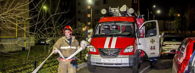 Ночной пожар в Киеве: сгорели 3 автомобиля