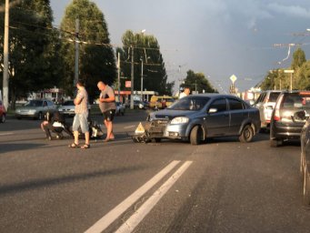 В Харькове произошло ДТП. Скутер влетел под «Chevrolet». Фото