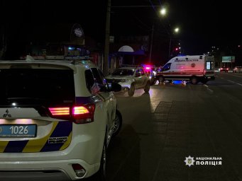 У Черкасах поліцейські затримали чоловіка, який травмував двох людей. З'явилося відео