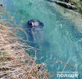 На Закарпатье автомобиль сорвался в реку