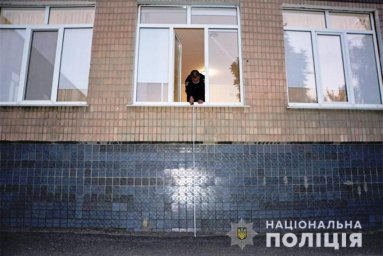 В Хмельницком ребенок выпал из окна детского сада