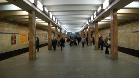 В Киеве на станции метро «Контрактова площа» мужчина ударил ножом другого мужчину