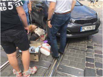 Появилось видео ДТП во Львове. Женщину вытаскивают из-под колес авто