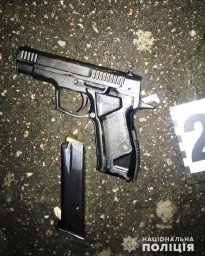 В Киеве мужчина устроил стрельбу возле метро В Киеве мужчина устроил стрельбу возле метро