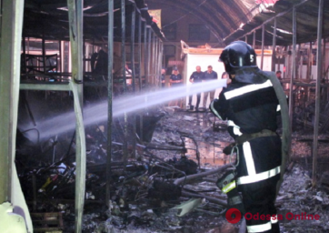 Масштабный пожар на рынке в Одессе