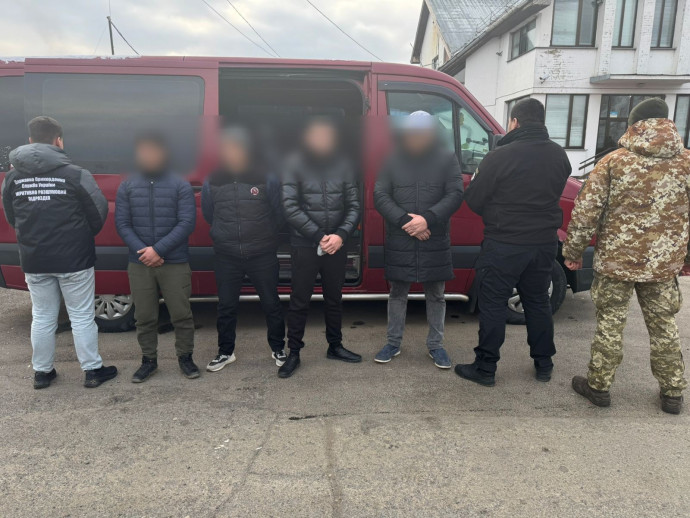 В пункті пропуску «Лужанка» прикордонники виявили в мікроавтобусі трьох «зайців»