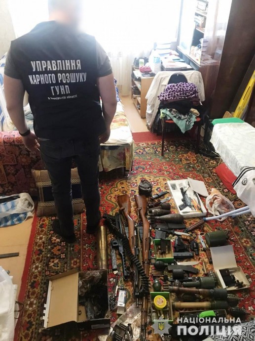 В Харькове у мужчины изъяли арсенал оружия