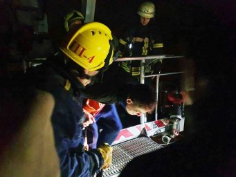 В Киеве с высоковольтной опоры сняли мужчину. Появилось видео