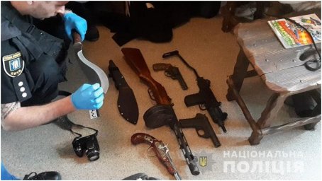 В Киеве ребенок выпал из окна квартиры набитой оружием