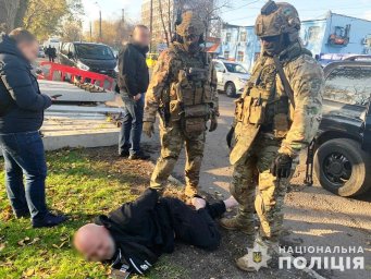 У Дніпрі двоє братів кинули у містянина гранату через борг. З’явилось відео