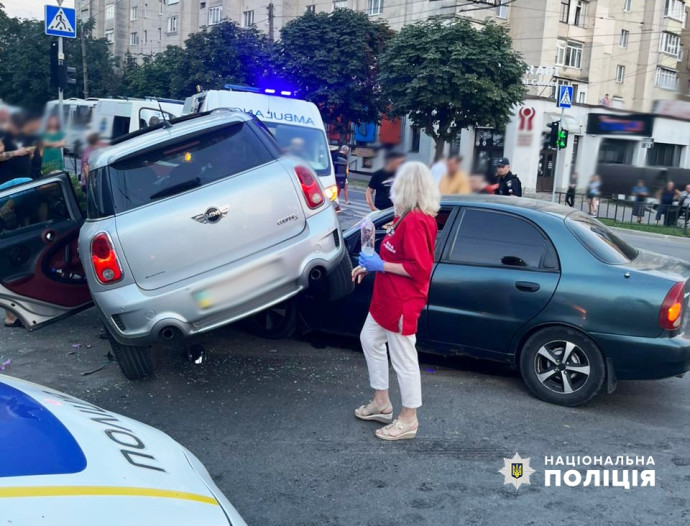 В автопригоді у Чернівцях постраждали шестеро осіб