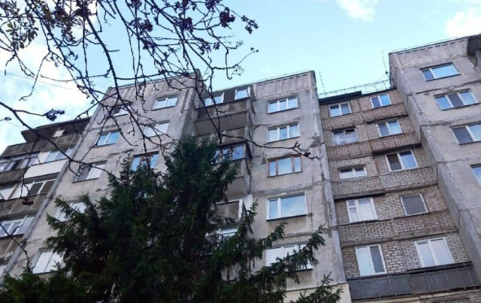 У Кременчуку літній чоловік впав з даху багатоповерхівки