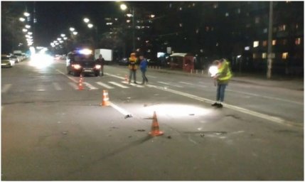 В Киеве автомобиль сбил девушку на пешеходном переходе. Появилось видео