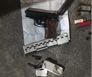 В Чернигове пьяный мужчина управлял автомобилем и стрелял по другим авто