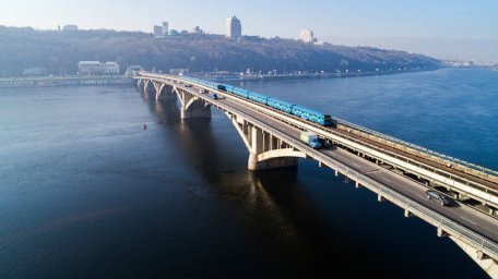 В Киеве мужчина бросился с моста в Днепр