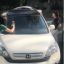 В Одессе женщина заблокировала угонщика в автомобиле. Появилось видео