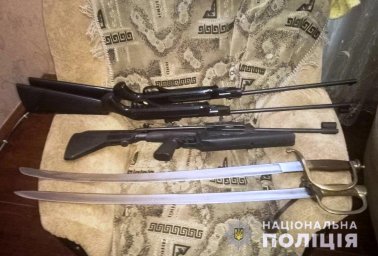 В Бердянске у мужчины изъяли арсенал оружия