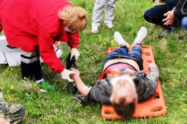 В Хмельницкой области автомобиль сорвался со скалы