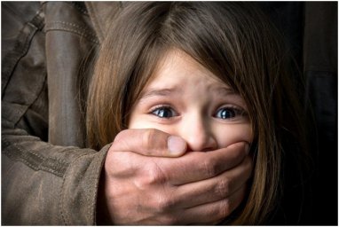 В Киеве 15-летняя девочка попала в больницу после того, как её изнасиловал сосед