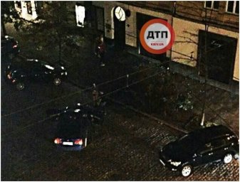 В Киеве автомобиль врезался в дерево