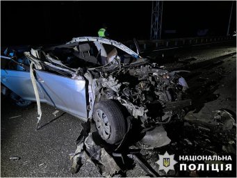На трасі Київ-Харків-Довжанський легковик врізався в фуру. Водій загинув