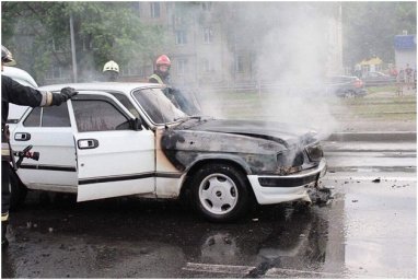 В Киеве во время движения загорелся автомобиль