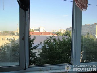 У Шостці через ревнощі чоловік викинув жінку з вікна
