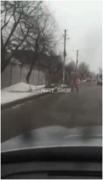 В Днепре по улице бегал голый мужчина и бросался на людей