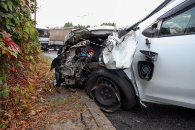 В ДТП в Днепре серьезно пострадал один человек. Появилось видео