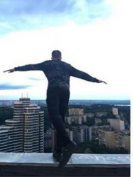 В Киеве молодой человек сорвался с высоты