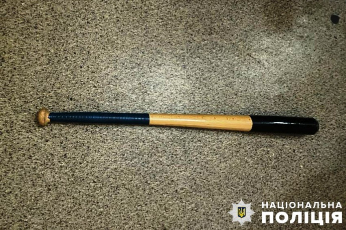 В Києві чоловік побив сусіда битою