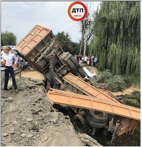 В Староконстантинове зерновоз упал в реку