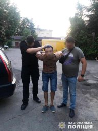 В Мукачево мужчина ранил знакомую и оставил умирать. Появилось видео
