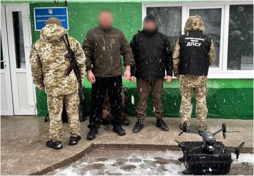 На важкодоступній ділянці кордону України з Румунією затримали порушників. З’явилося відео
