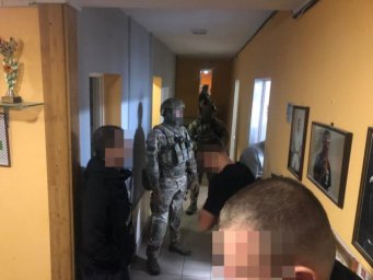 ​СБУ разоблачила "оборотней", занимавшихся "прослушкой" и продажей оружия