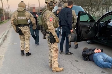 ​В Житомире трое мужчин за вымышленный долг отобрали автомобиль требовали $2 тысячи за возвращение
