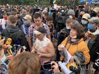 Мужчина пытался устроить самосожжение под Верховной Радой