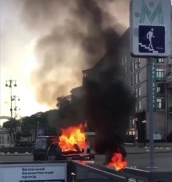 На Крещатике мужчина поджег автомобиль