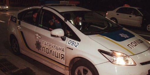 ​Пьяный мужчина сломал запястье патрульному после издевательств над женой и падчерицей