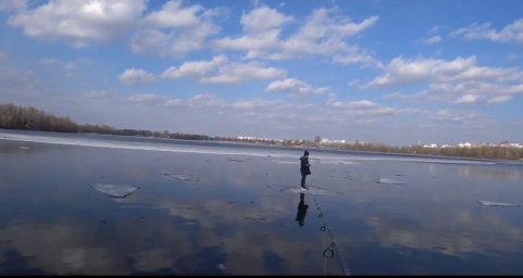 На Десенке (протока Днепра) двое рыбаков спасали отплывшего на льдине ребенка с помощью спиннинга