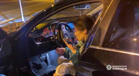 ​В Днепре пьяная девушка бросила стеклянную бутылку в полицейскую