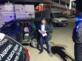 ​Во Львове копы остановили авто с 14-летней девочкой за рулем